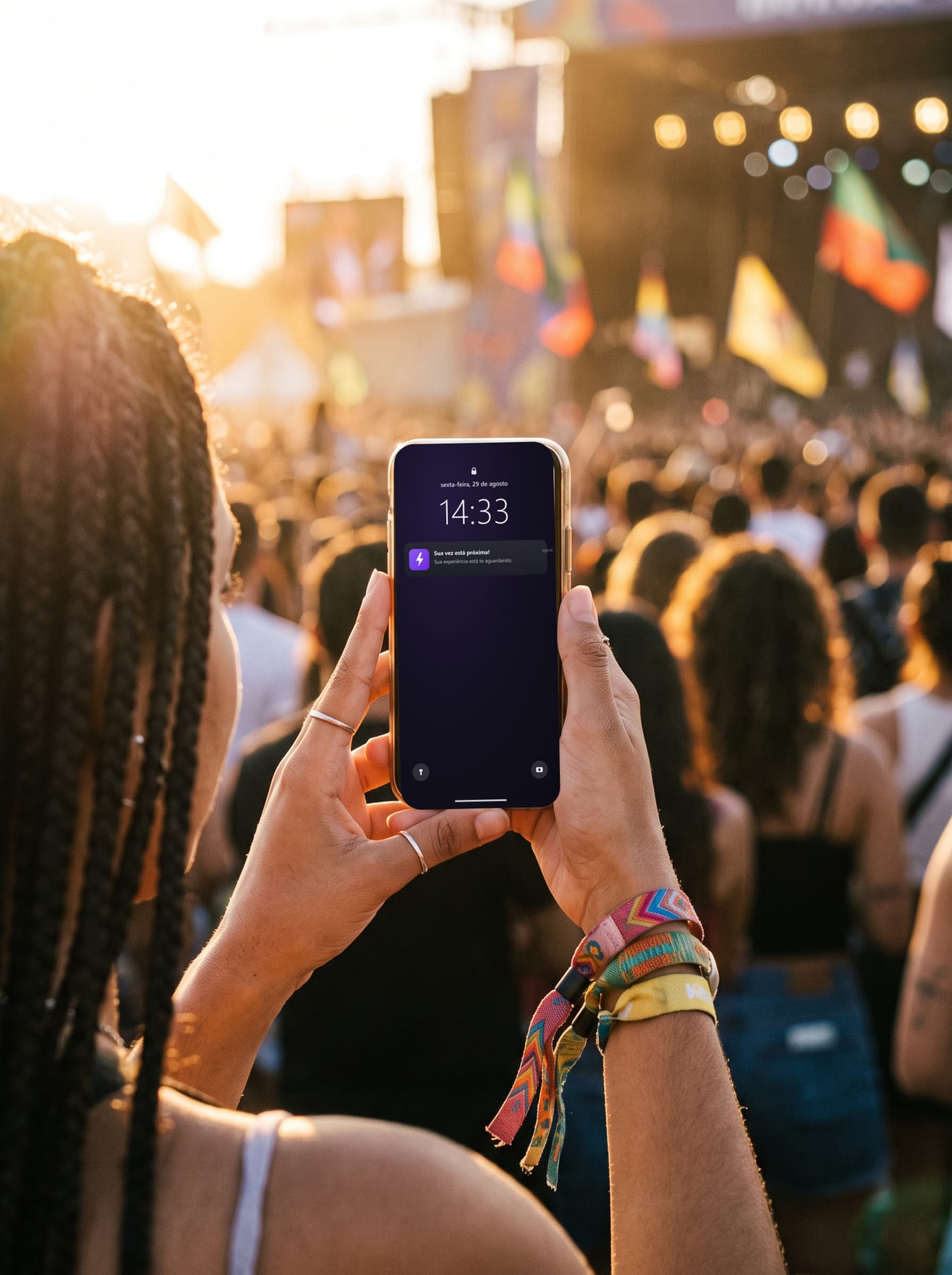 Celular na mão exibindo a notificação de que a vez está próxima