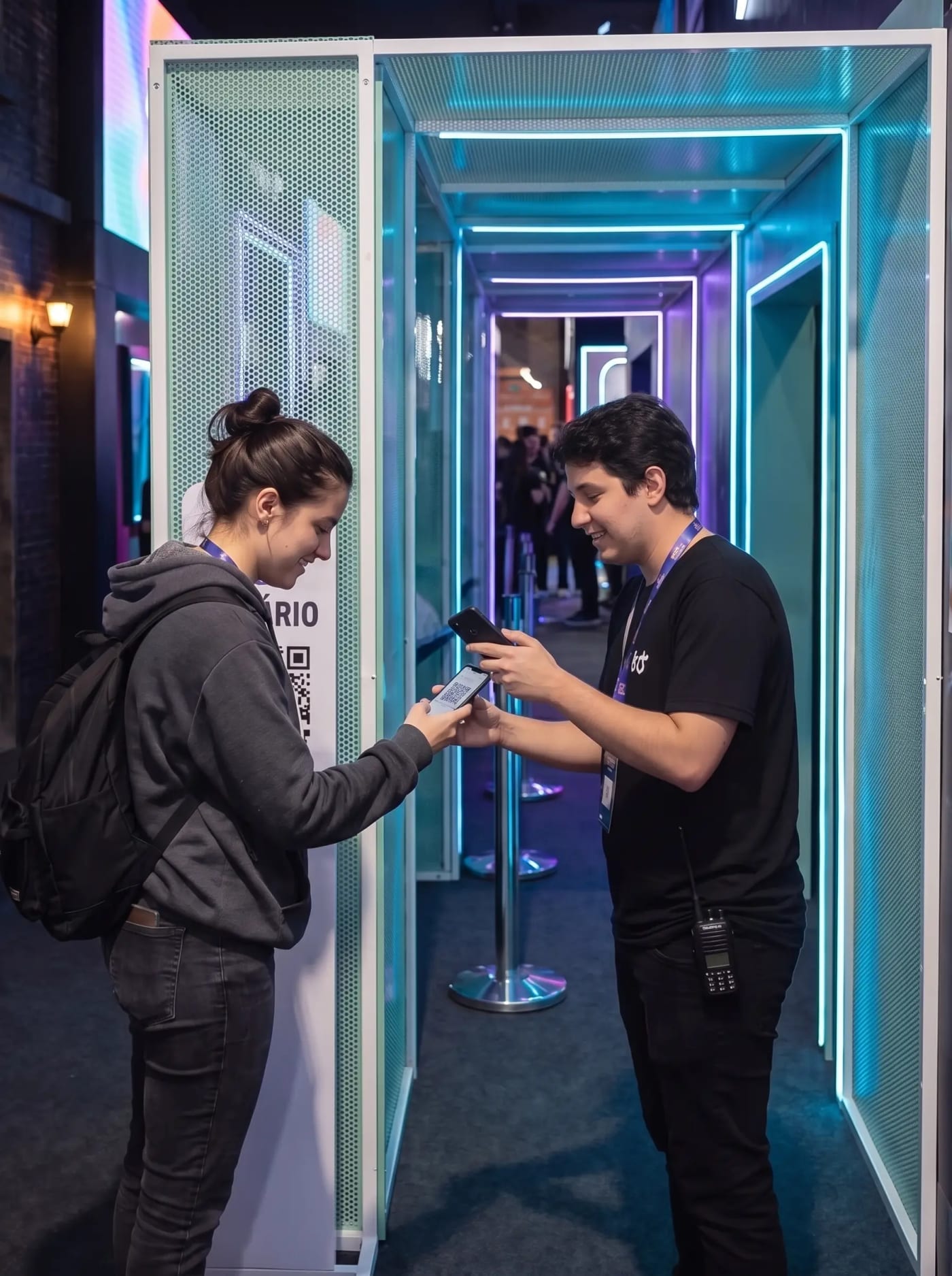 Promotor validando o comprovante no celular da participante na entrada da ativação